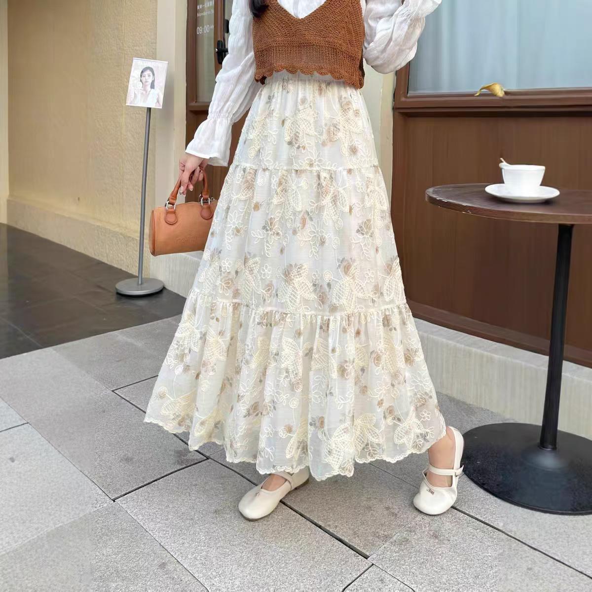 繊細な花刺繍が上品なAラインスカート プリーツ入り ワイドヘム 脚長効果