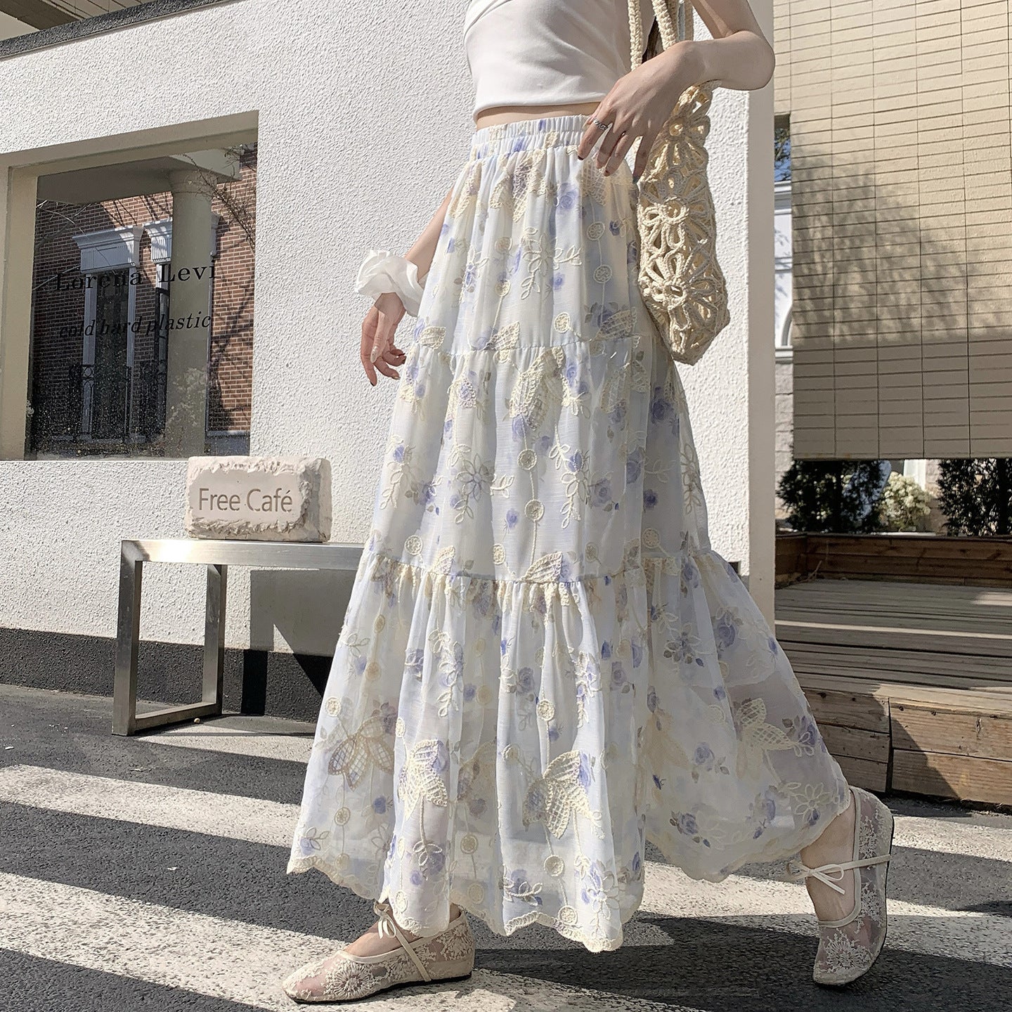 繊細な花刺繍が上品なAラインスカート プリーツ入り ワイドヘム 脚長効果