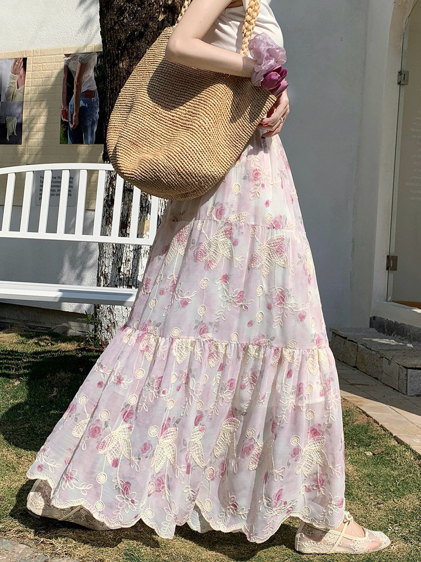 繊細な花刺繍が上品なAラインスカート プリーツ入り ワイドヘム 脚長効果